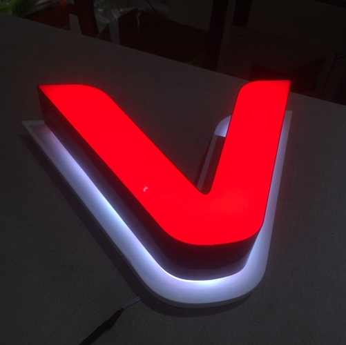 Chữ nhôm dấu viền hàn Quốc, mặt dùng tấm Poly, hậu có đế gỗ nhựa, gắn đèn led sáng mặt và hắc chân