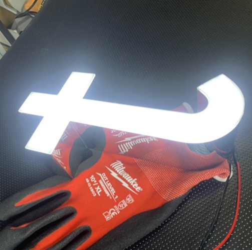 Chữ hông inox trắng bóng, mặt mica tràn viền, gắn đèn Led bên trong