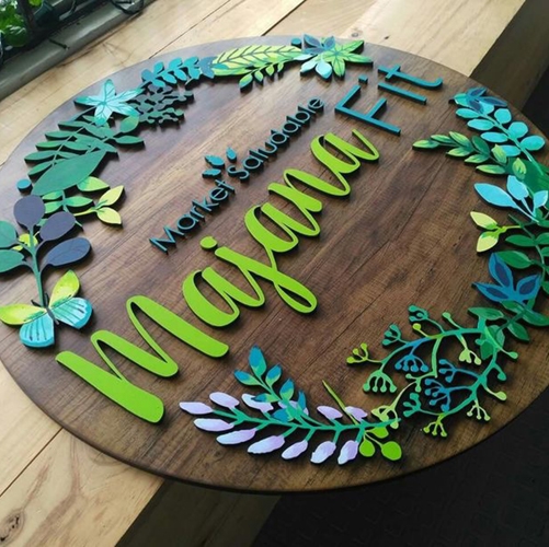 Chữ in UV trực tiếp lên mica, dán lên nền biển gỗ