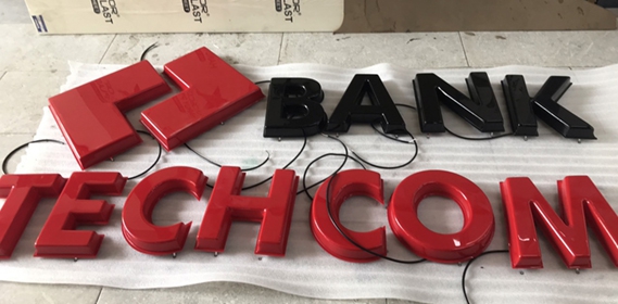 Chữ mica hút nổi 50mm, gắn hở bách 20mm, gắn đèn Led sáng mặt và hắc chân