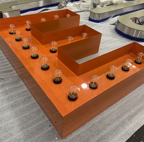 Chữ Tole dựng Lòng máng, sơn hấp nhiệt gắn đèn Led búp