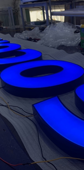 Chữ viền inox sơn hấp nhiệt, mặt lọng tấm mica phủ decal 3M, gắn đèn Led bên trong