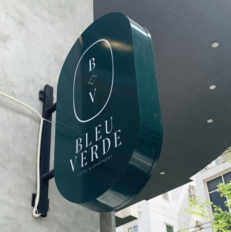 Hộp đèn biển vẫy 2 mặt inox 304 sơn hấp nhiệt, chữ cắt lọng mica gắn đèn Led bên trong