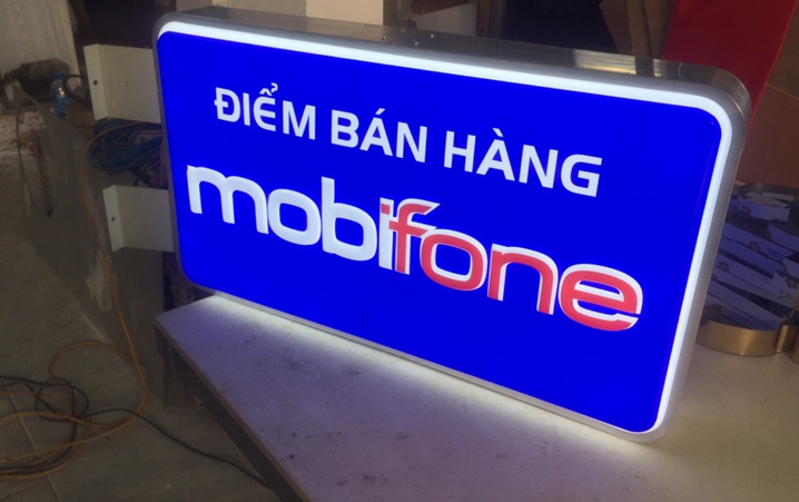 Hộp đèn biển vẫy chữ nhật, hông nhôm Profile 80mm, mặt mica hút nổi 2 cấp, nội dung dán decal