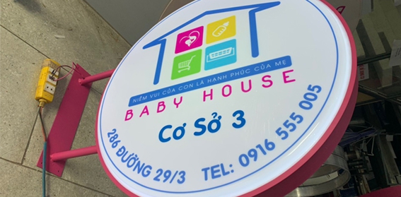 Hộp đèn biển vẫy hông nhôm Profile 10mm, mặt mica hút nổi, nội dung in UV, gắn đèn Led bên trong