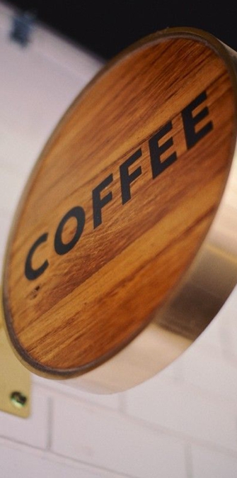 Hộp đèn hông inox vàng xước, mặt nền bằng ALu phủ decal gỗ, nội dung dán, gắn đèn Led sáng bên trong